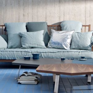 divano in legno con cuscini in lino